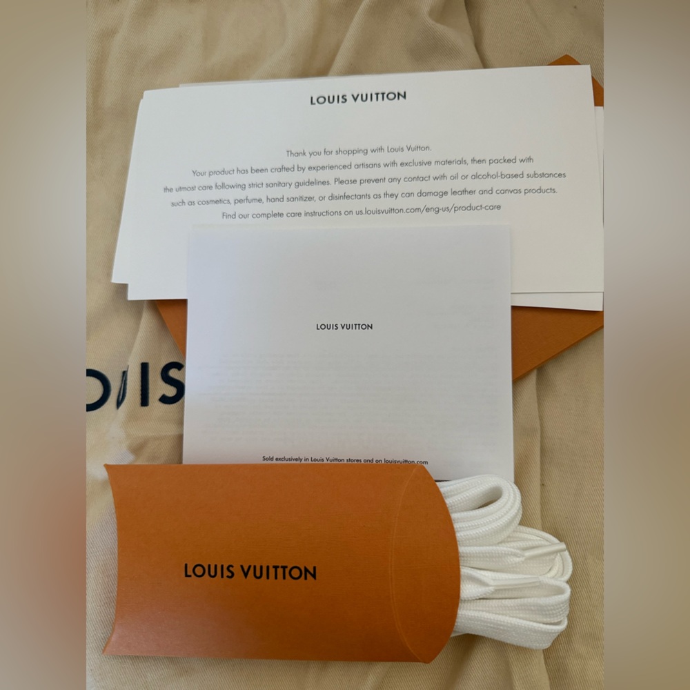 Louis Vuitton Accessories Pack with Orange Envelope and White Laces - Picture 5 of 6